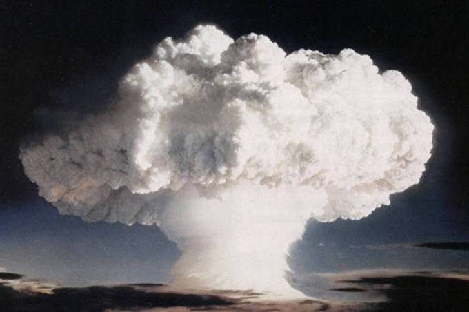 Mundo quase mergulha em crise nuclear por causa de notícia falsa