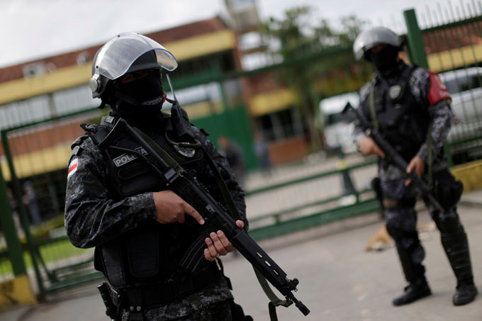 PM joga bombas para retomar controle de presídio em Roraima