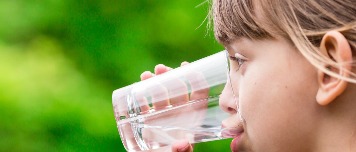 Qual a quantidade de água que bebês e crianças devem ingerir?