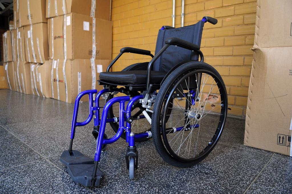 Governo entrega cadeiras de rodas em amistoso de basquete no sábado