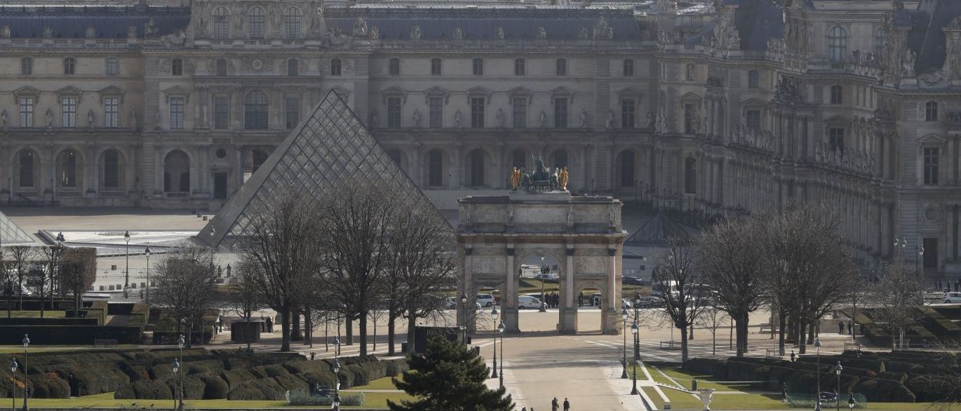 Invasão ao Louvre foi 'ato terrorista', confirma Hollande