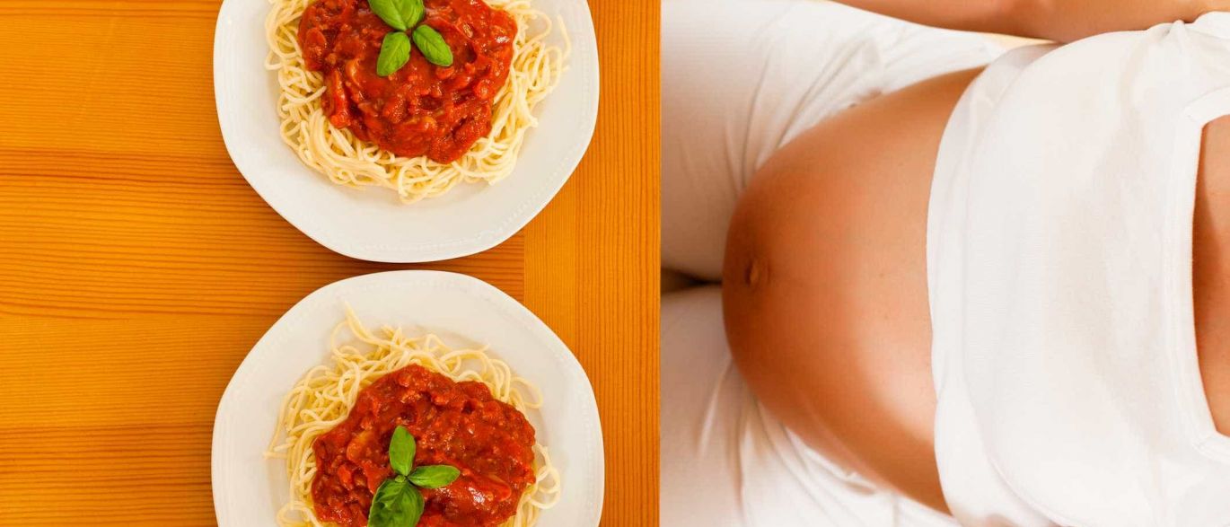 Comer por dois na gravidez prejudica mãe e bebê, diz estudo