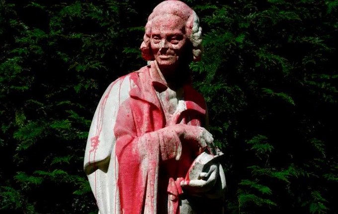Estátua de Voltaire é vandalizada na capital da França - Exata News