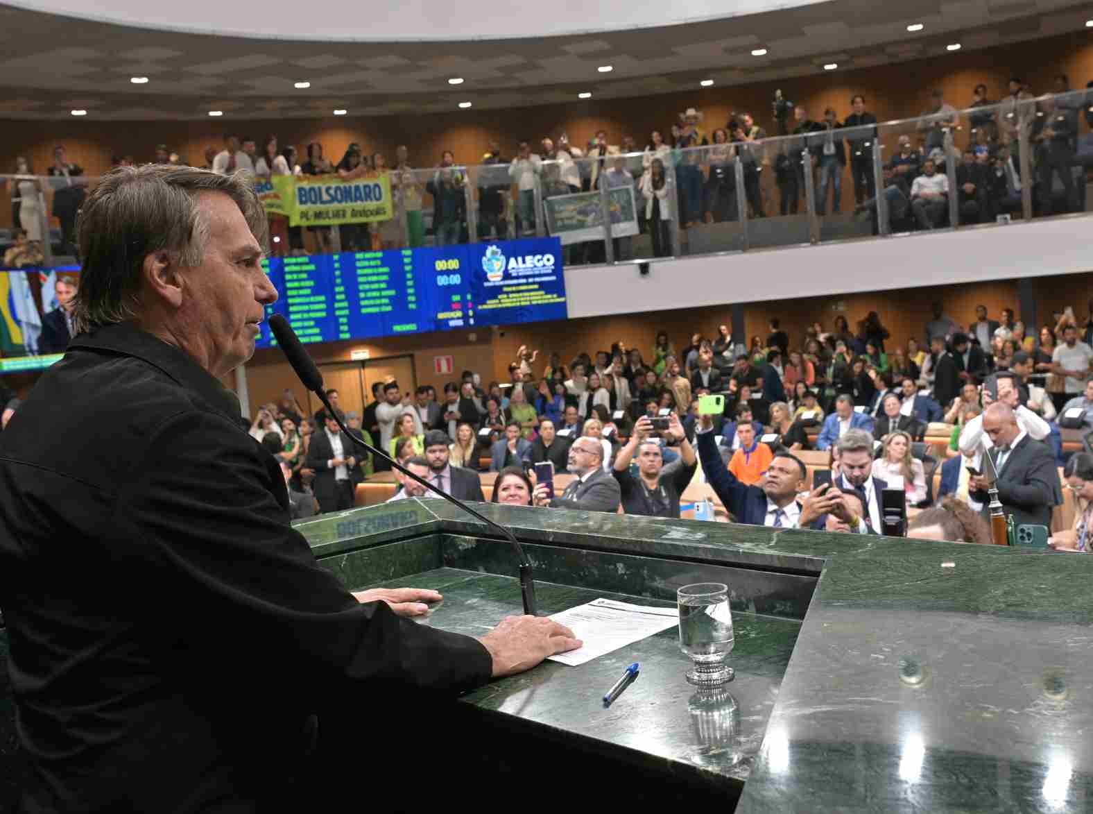 Ex-presidente Bolsonaro chora ao ser recebido por multidão em Goiânia