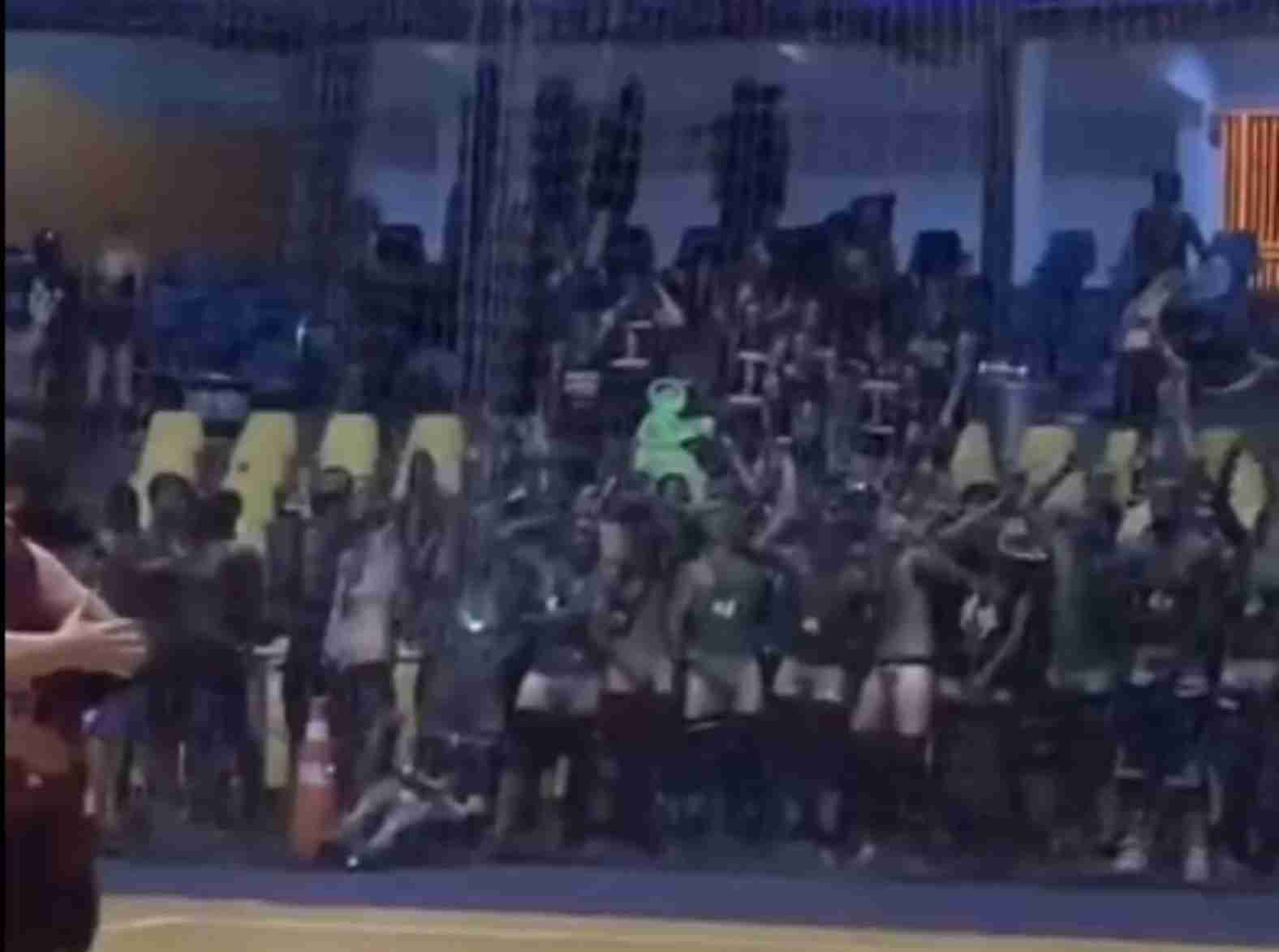 Alunos de medicina ficam pelados e simulam masturbação durante jogo de vôlei feminino em campeonato universitário em SP