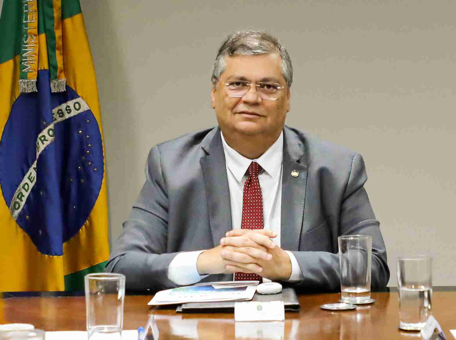 Ministro Flávio Dino critica especialista e descobre que homem é do PT