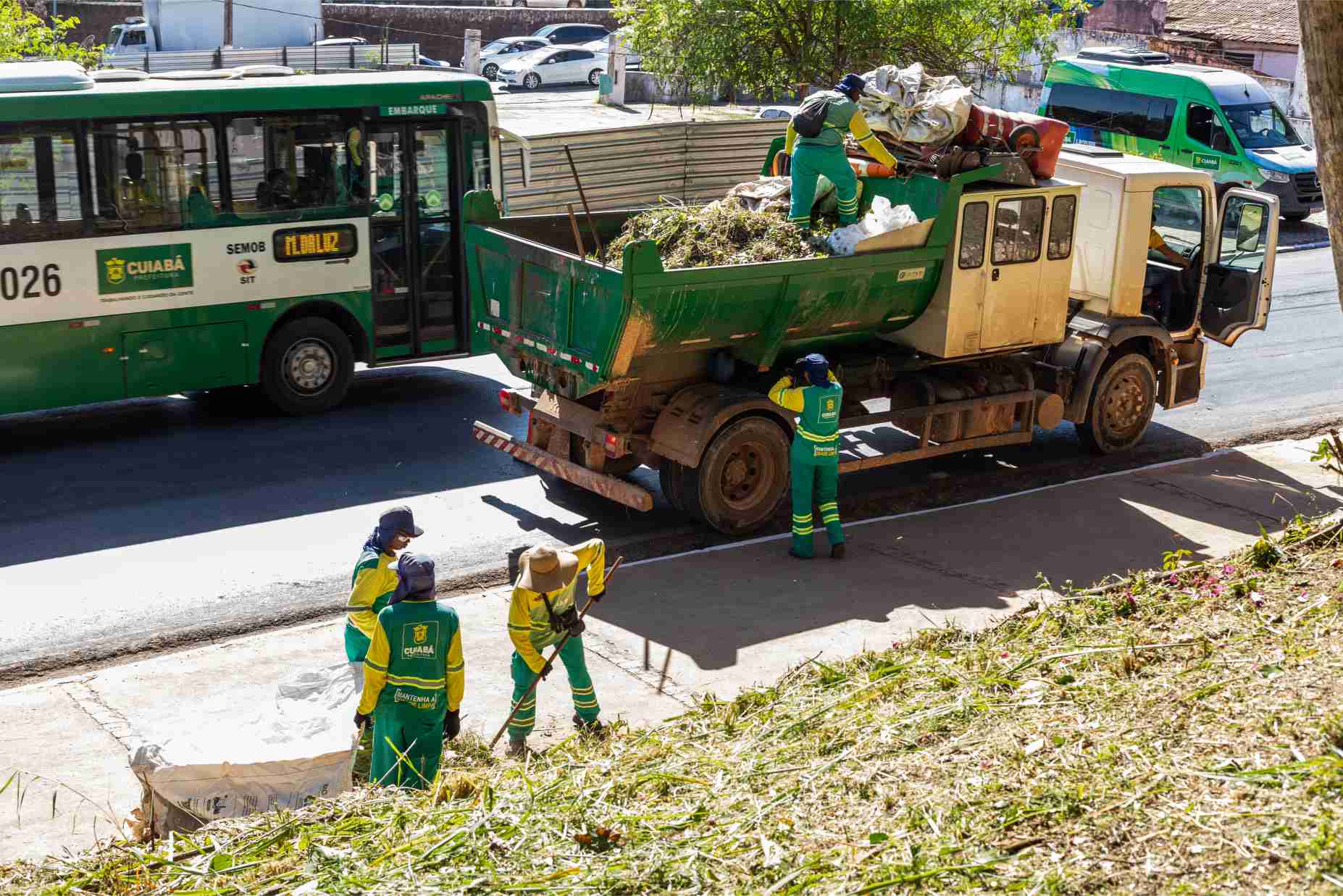 Prefeitura de Cuiabá faz grande operação de limpeza e iluminação no Morro da Luz Prefeitura de Cuiabá faz grande operação de limpeza e iluminação no Morro da Luz