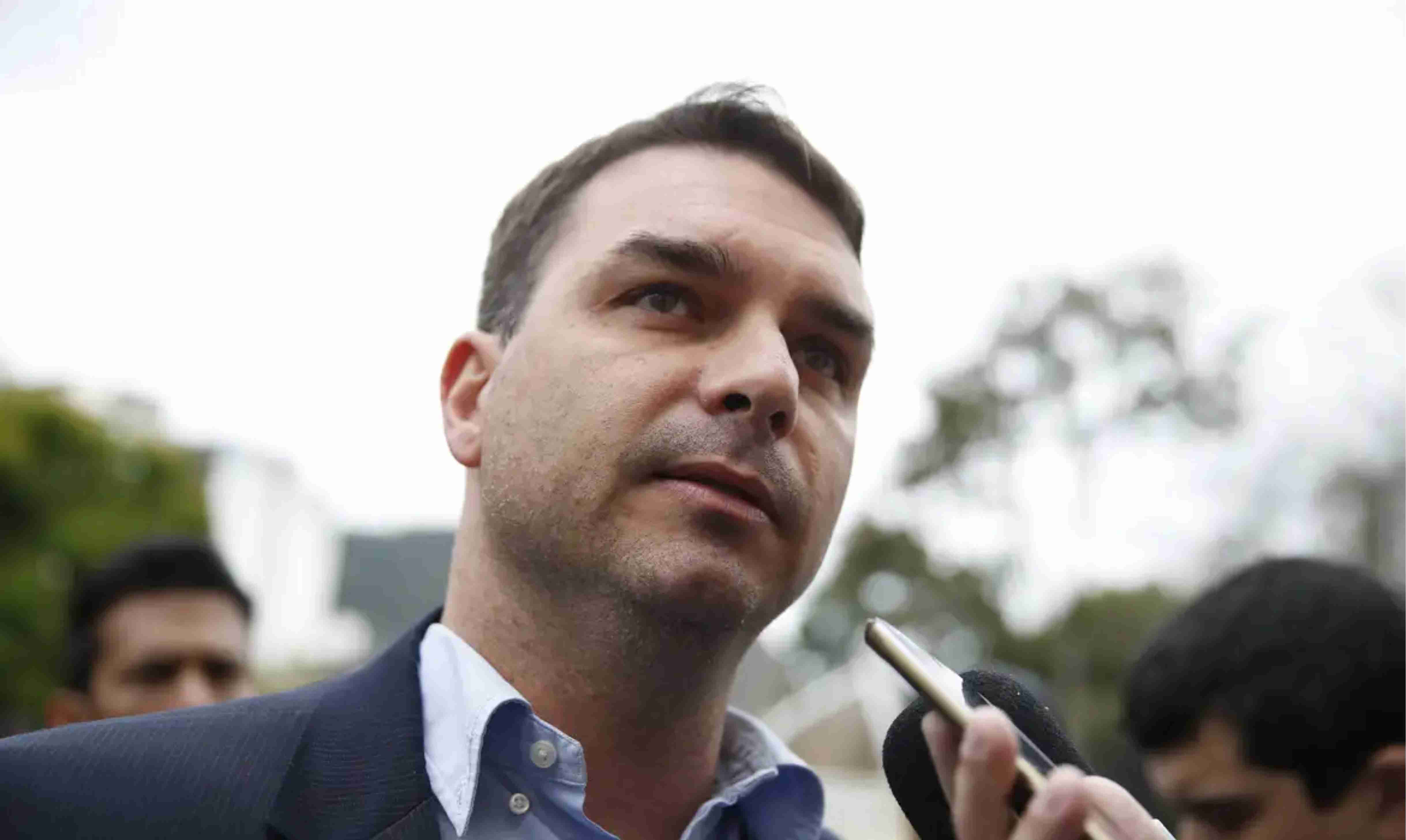 Flávio Bolsonaro confirma candidatura à Presidência com aval do pai