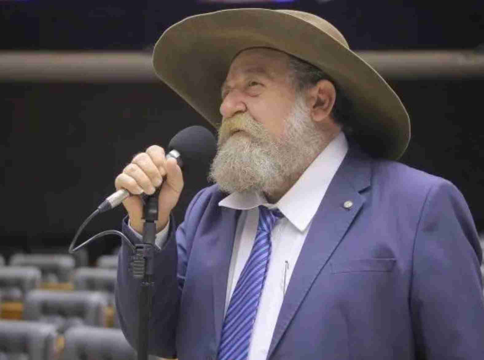 Com bom humor, deputado tranquiliza seguidores e esclarece internação preventiva