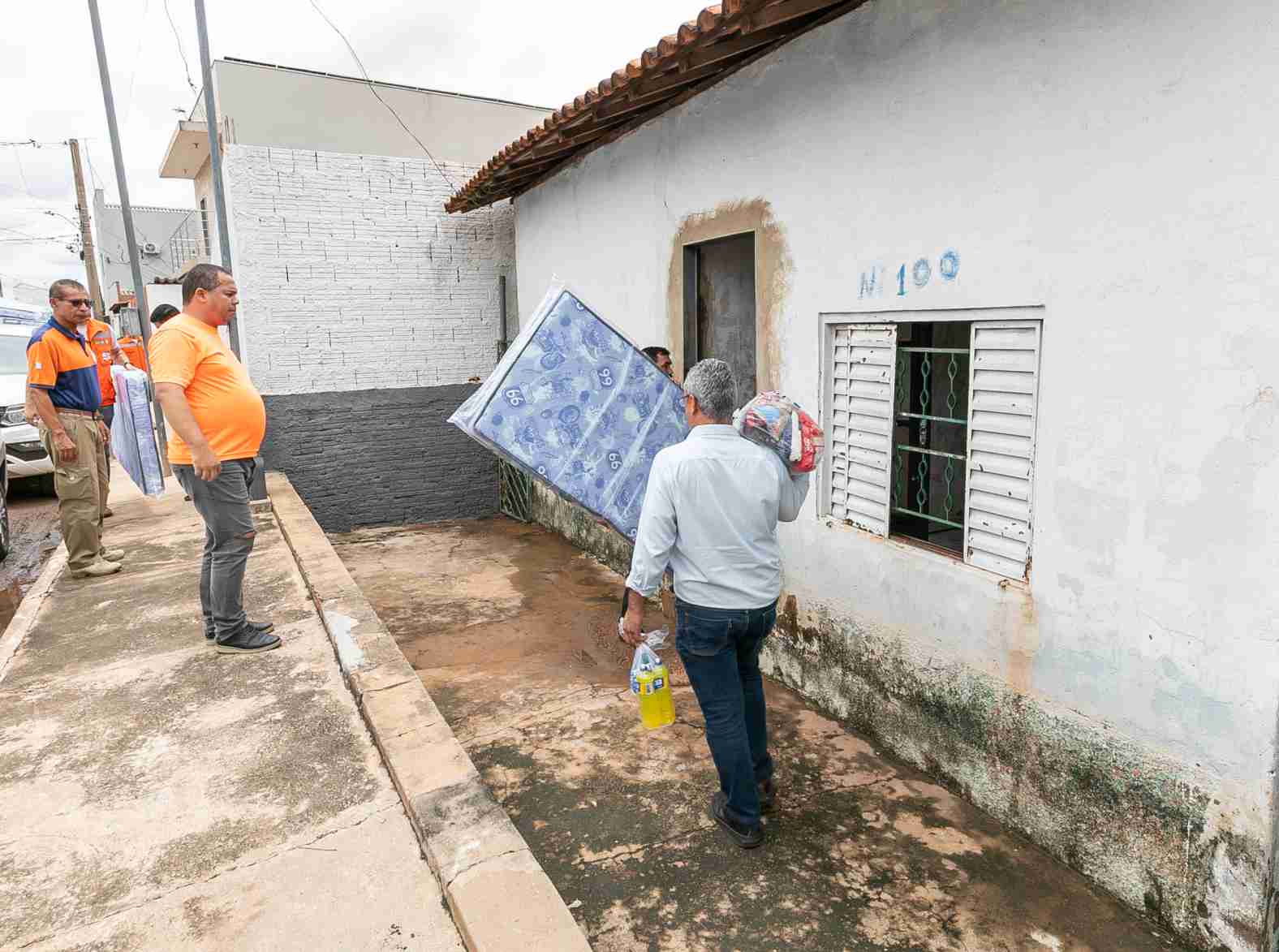 Famílias atingidas pelas chuvas recebem apoio da Prefeitura de Cuiabá