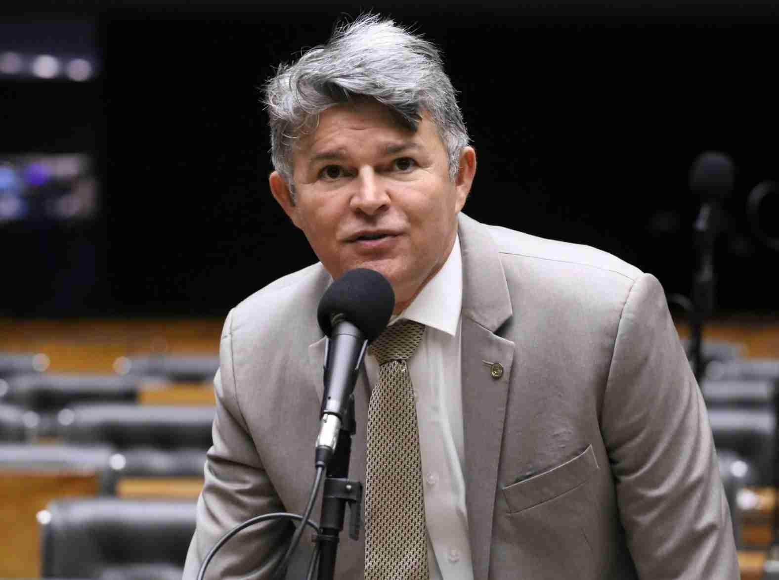 PROTEÇÃO NA PALMA DA MÃO: José Medeiros propõe aplicativo de segurança para vítimas de violência doméstica