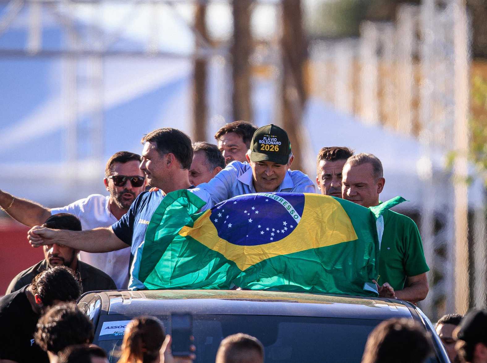 EM SINOP: Flávio Bolsonaro reafirma apoio a Medeiros para o Senado durante a Norte Show
