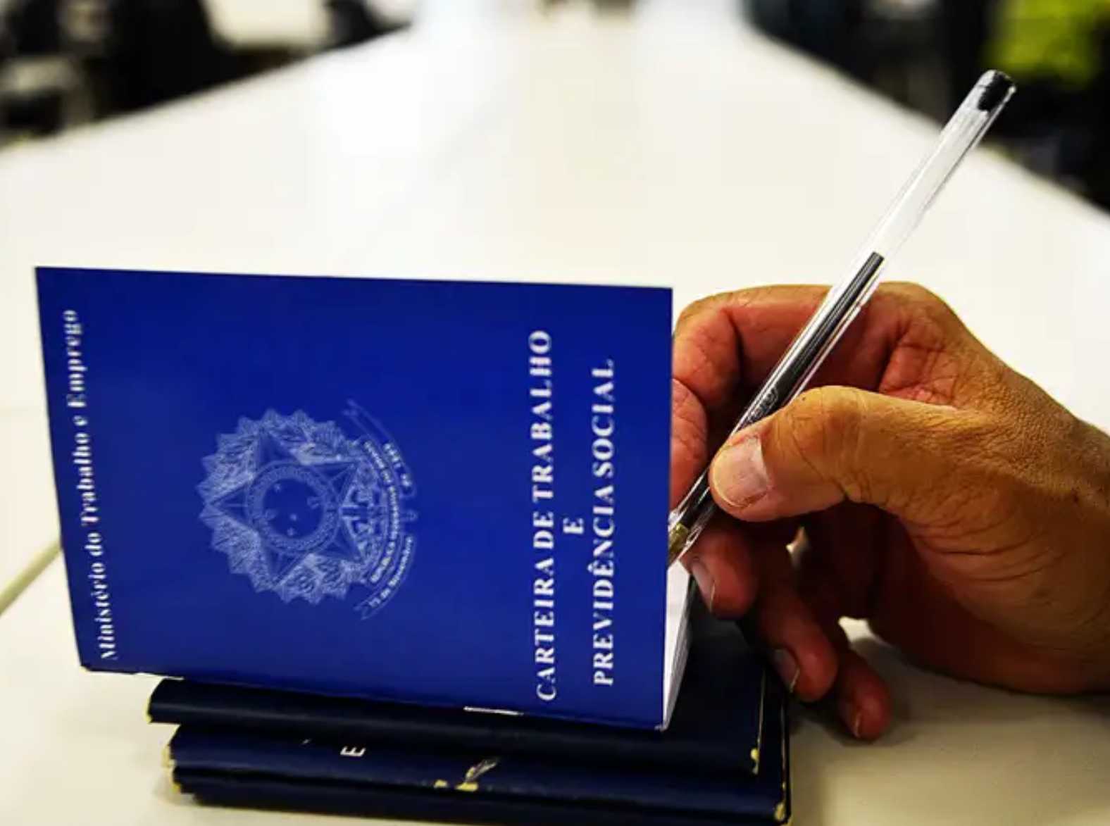 Desemprego avança e acende alerta na economia
