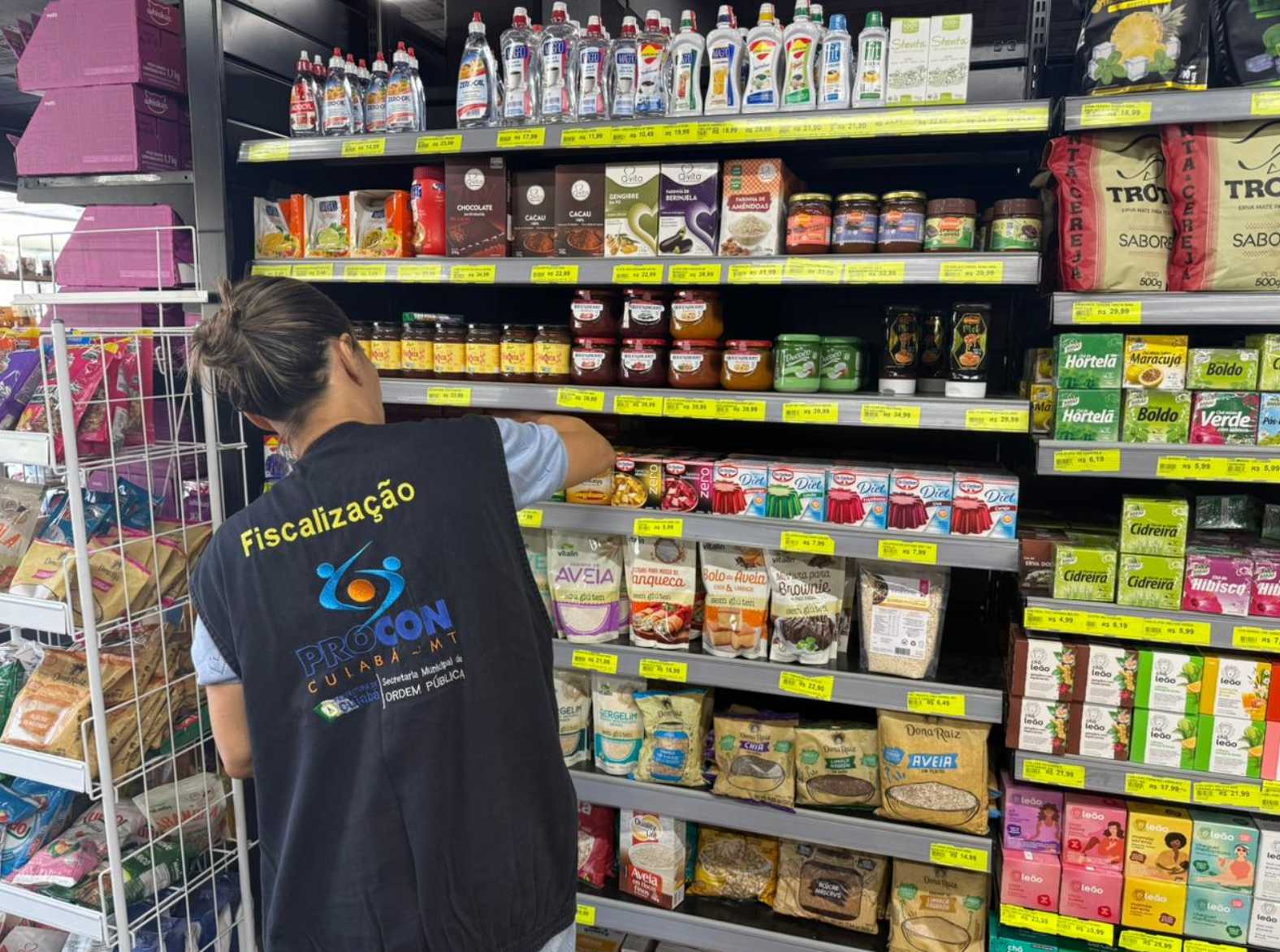 Procon apreende dezenas de produtos vencidos em supermercado em Cuiabá