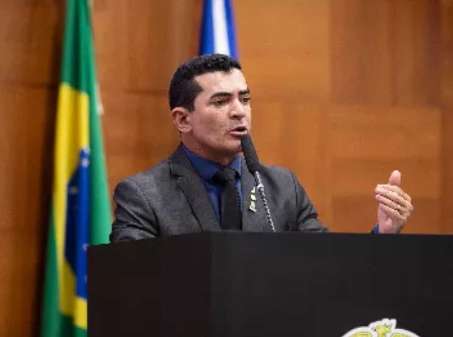 Deputado de MT participa de congresso sobre combate ao crime organizado enquanto investigação segue em andamento