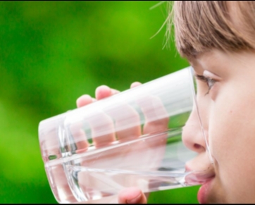 Qual a quantidade de água que bebês e crianças devem ingerir?