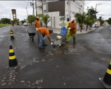 Prefeitura realiza reparos em ruas e avenidas, antes de Operação Tapa Buracos
