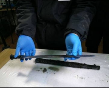 Arqueologia: Espada de 2300 anos é encontrada brilhando e em perfeitas condições de uso, Veja o vídeo