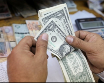 Dólar se enfraquece com dados fracos nos EUA