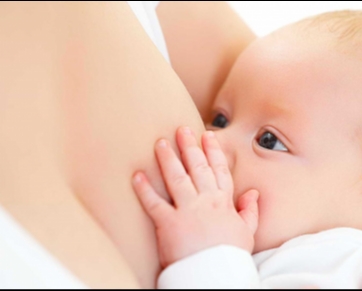 Amamentação: Açúcar do leite materno protege bebê contra bactérias, diz estudo