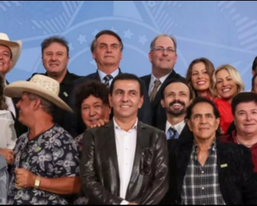 Bolsonaro agradece apoio ao receber artistas no Planalto