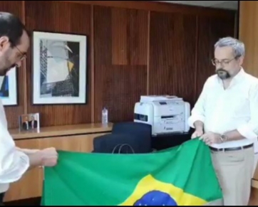 Weintraub dobra bandeira do Brasil em último ato no MEC