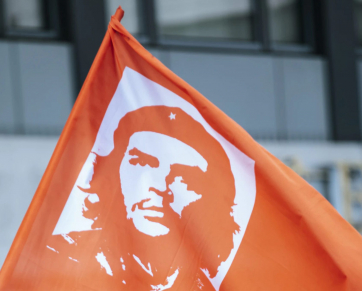 Com bandeira de Che Guevara, manifestantes invadem prefeitura do Rio de Janeiro