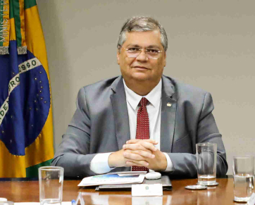 Ministro Flávio Dino critica especialista e descobre que homem é do PT