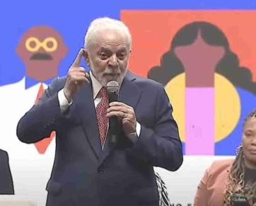 Lula comemora indicação de 'ministro comunista' para o STF durante conferência da juventude