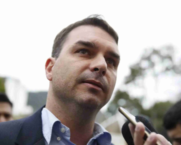 Flávio Bolsonaro confirma candidatura à Presidência com aval do pai