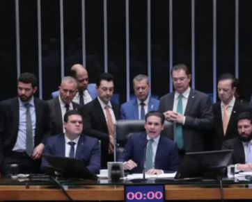 Câmara aprova projeto que reduz penas dos condenados por 8 de janeiro; texto segue para o Senado