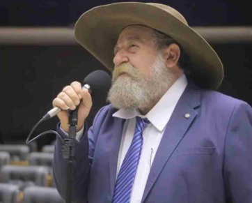 Com bom humor, deputado tranquiliza seguidores e esclarece internação preventiva