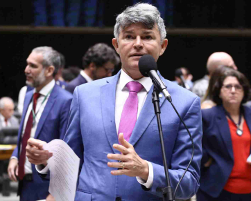 Medeiros protocola representações contra escola de samba no Carnaval de 2026