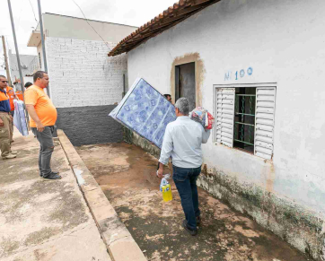 Famílias atingidas pelas chuvas recebem apoio da Prefeitura de Cuiabá