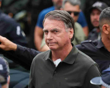 Bolsonaro é internado com pneumonia grave e permanece sob cuidados intensivos